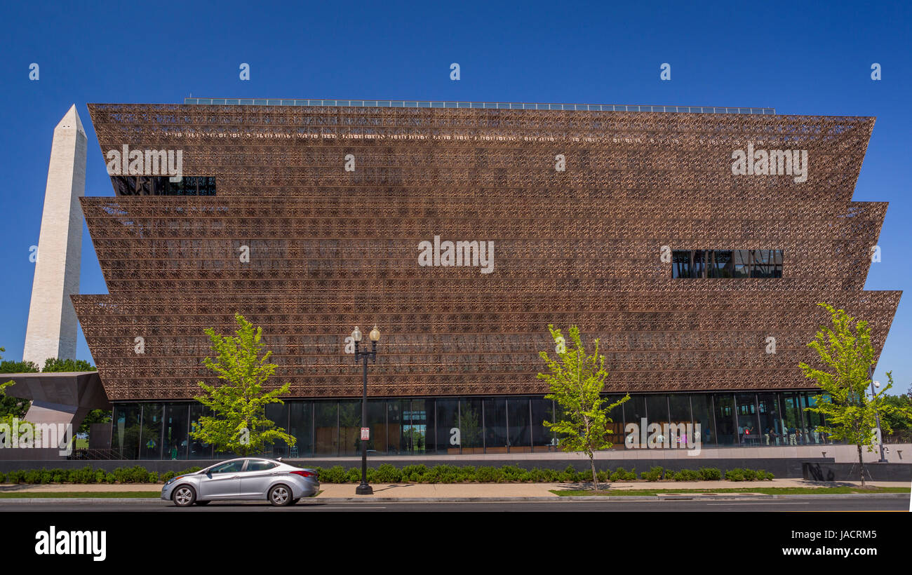 WASHINGTON, DC, Stati Uniti d'America - Smithsonian National Museum of African American Storia e cultura e il Monumento di Washington, a sinistra. Foto Stock