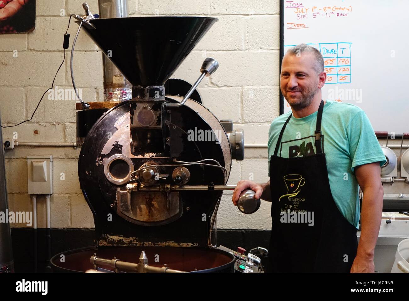 Scott Cornary, proprietario del caffè Carrboro turni di servizio e l'occhio aperto Café, descrive il processo di torrefazione di caffè Foto Stock