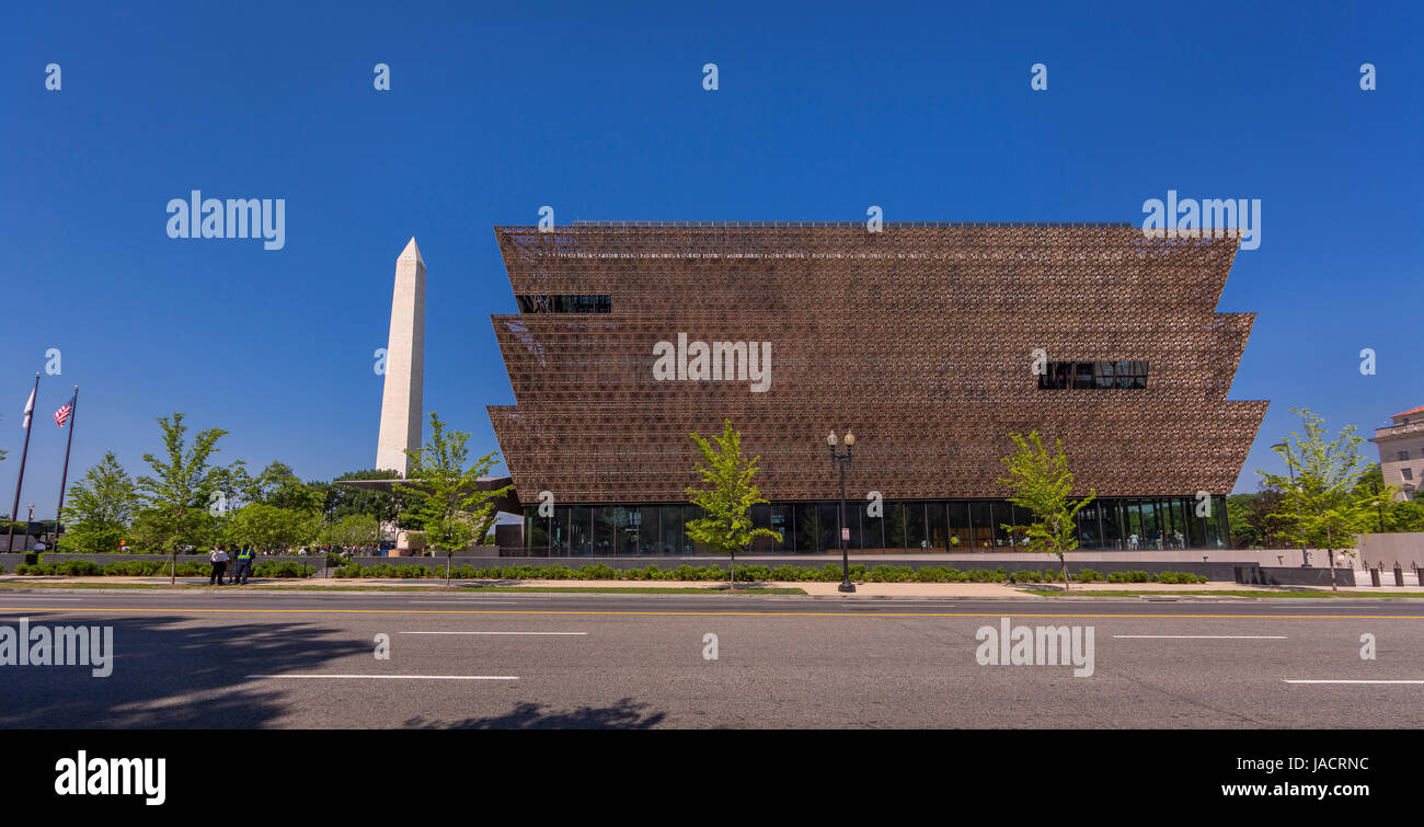 WASHINGTON, DC, Stati Uniti d'America - Smithsonian National Museum of African American Storia e cultura e il Monumento di Washington, a sinistra. Foto Stock