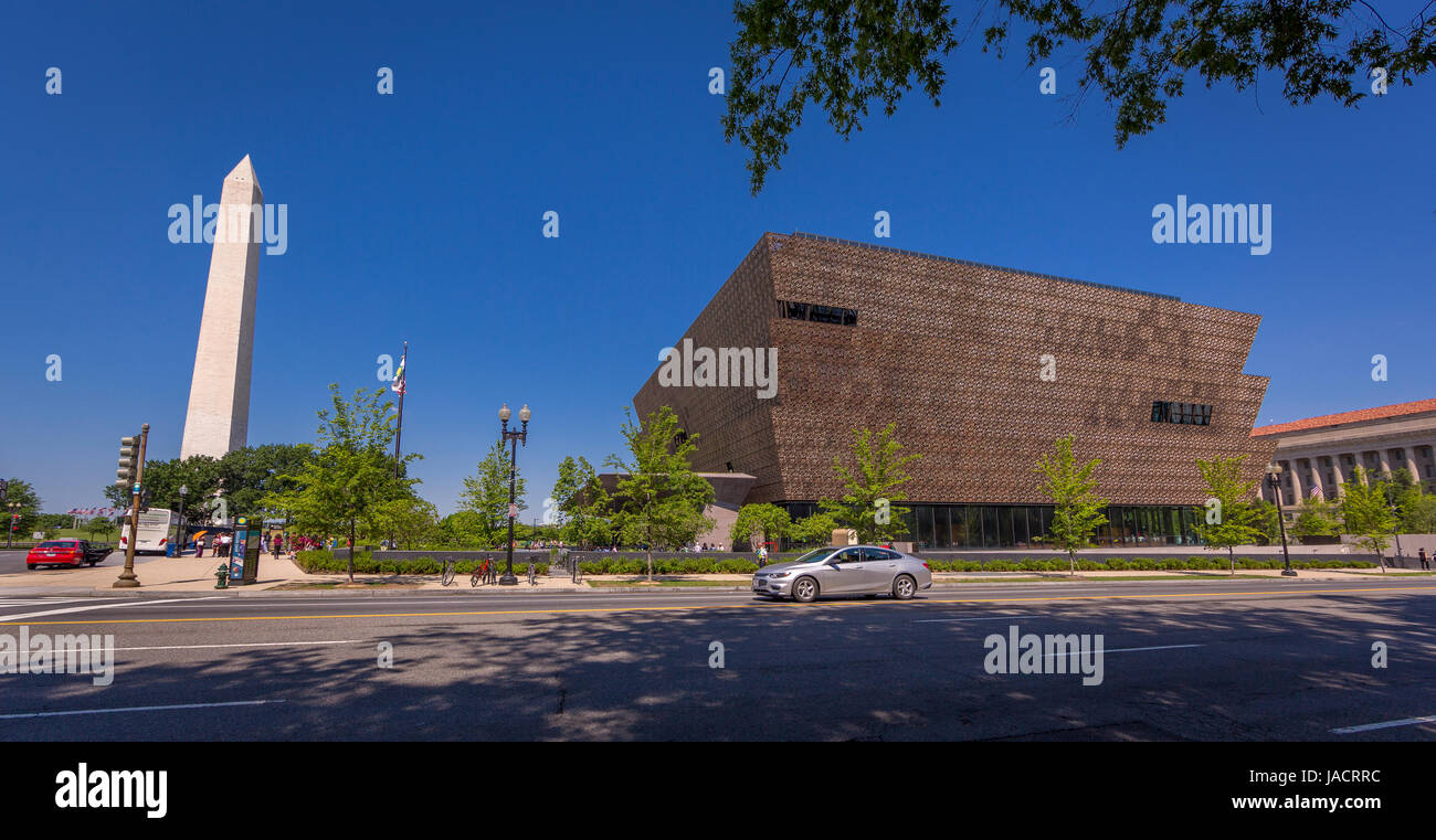 WASHINGTON, DC, Stati Uniti d'America - Smithsonian National Museum of African American Storia e cultura e il Monumento di Washington, a sinistra. Foto Stock