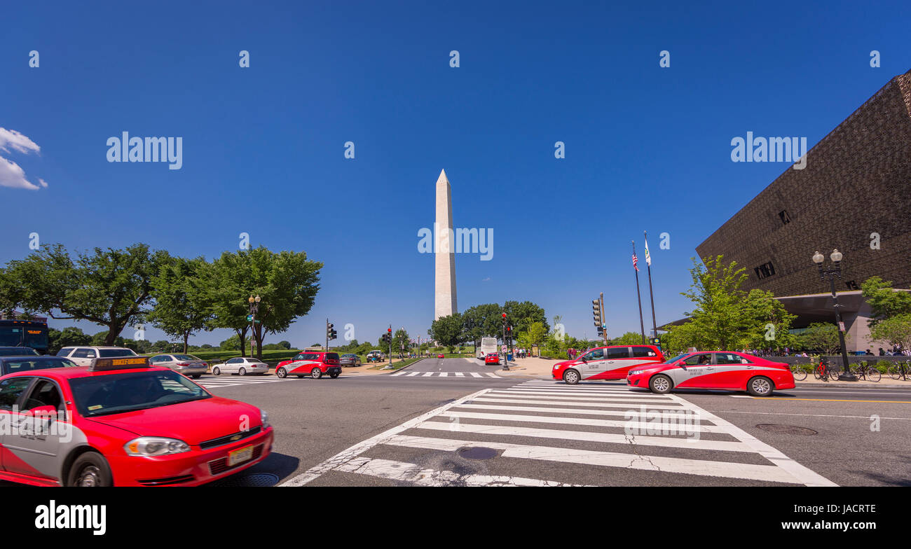 WASHINGTON, DC, Stati Uniti d'America - Smithsonian National Museum of African American Storia e cultura a destra e il Monumento di Washington, a sinistra. Foto Stock