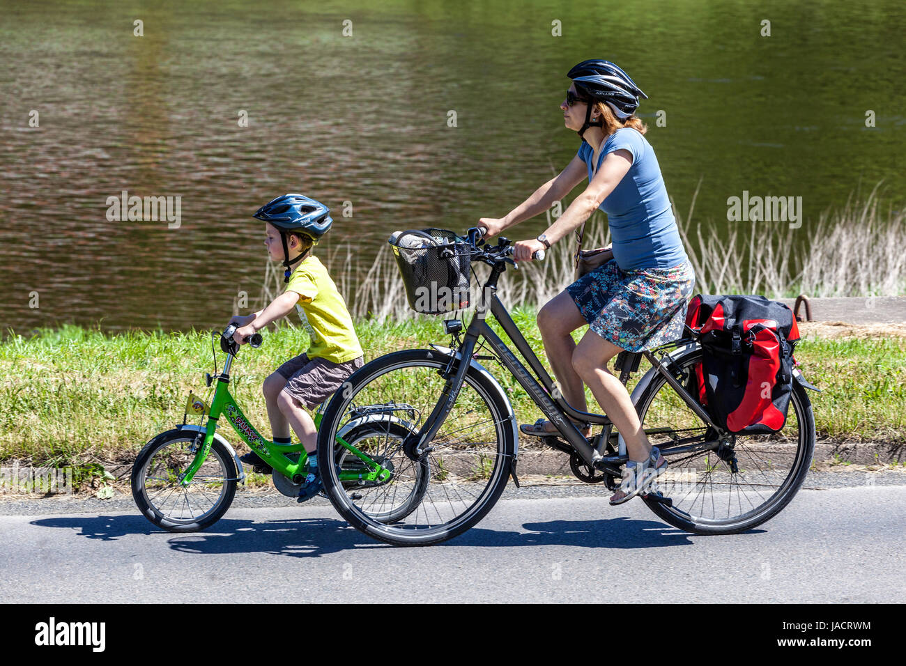 Donna bambino, Famiglia in bicicletta su una pista ciclabile Elbe River bike Sassonia, Germania, Europa bicicletta per bambini con casco Foto Stock
