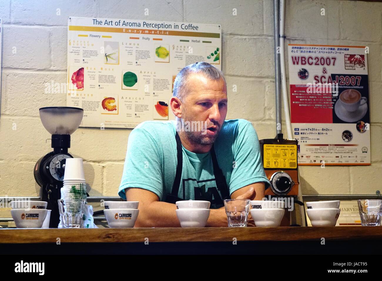 Scott Cornary, proprietario del caffè Carrboro turni di servizio e l'occhio aperto Café, discute per l'infusione di caffè Foto Stock