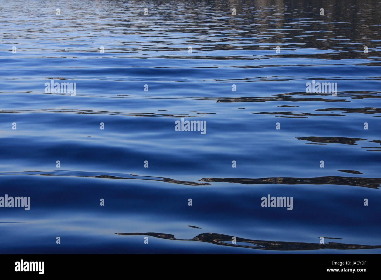 Increspature su un blu sullo sfondo di acqua Foto Stock