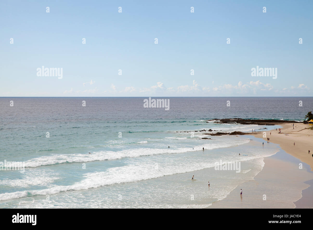 Guardando attraverso la bellissima spiaggia di Coolangatta attraverso al paradiso del surf Foto Stock
