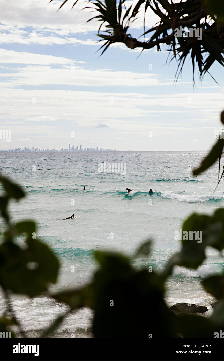 Guardando attraverso la bellissima spiaggia di Coolangatta attraverso al paradiso del surf Foto Stock