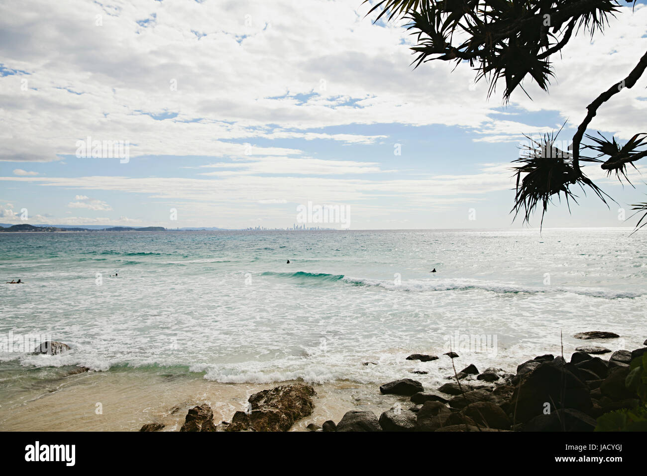Guardando attraverso la bellissima spiaggia di Coolangatta attraverso al paradiso del surf Foto Stock