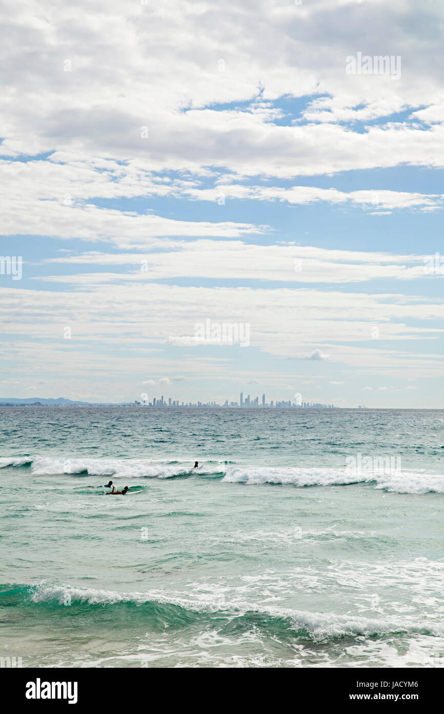 Guardando attraverso la bellissima spiaggia di Coolangatta attraverso al paradiso del surf Foto Stock