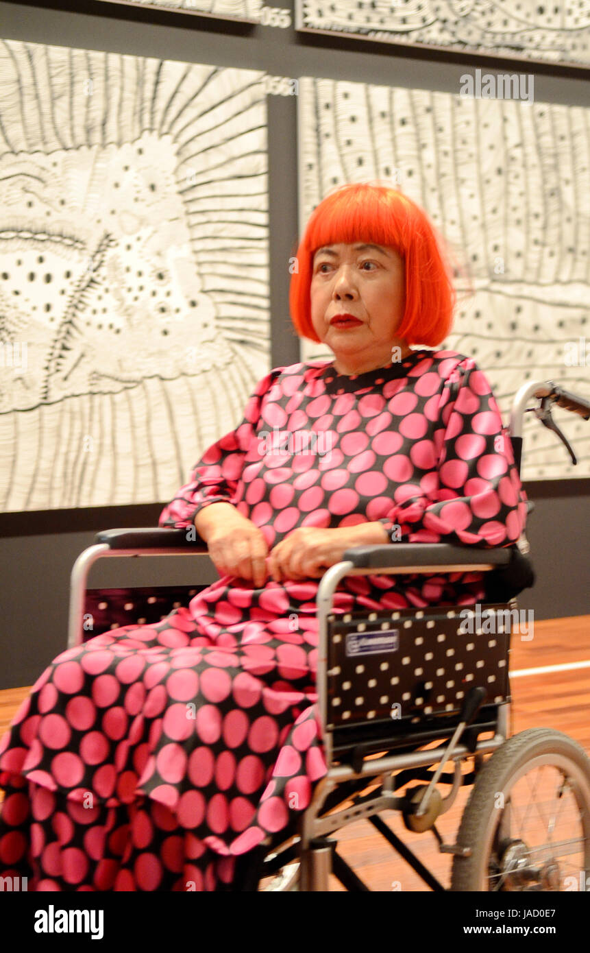 YAYOI KUSAMA - fotografato con disegni e dipinti presso l' eternità di eterna eternità' mostra tenutasi a Matsumoto City Museum di arte dal Lug - Nov 2012 a Matsumoto, Prefettura di Nagano, Giappone - 28 lug 2012. Photo credit: George mento/IconicPix Foto Stock