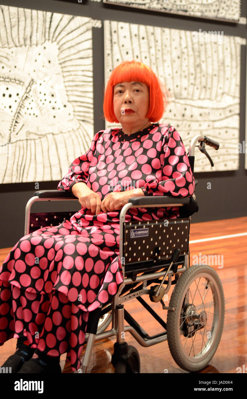 YAYOI KUSAMA - fotografato con disegni e dipinti presso l' eternità di eterna eternità' mostra tenutasi a Matsumoto City Museum di arte dal Lug - Nov 2012 a Matsumoto, Prefettura di Nagano, Giappone - 28 lug 2012. Photo credit: George mento/IconicPix Foto Stock