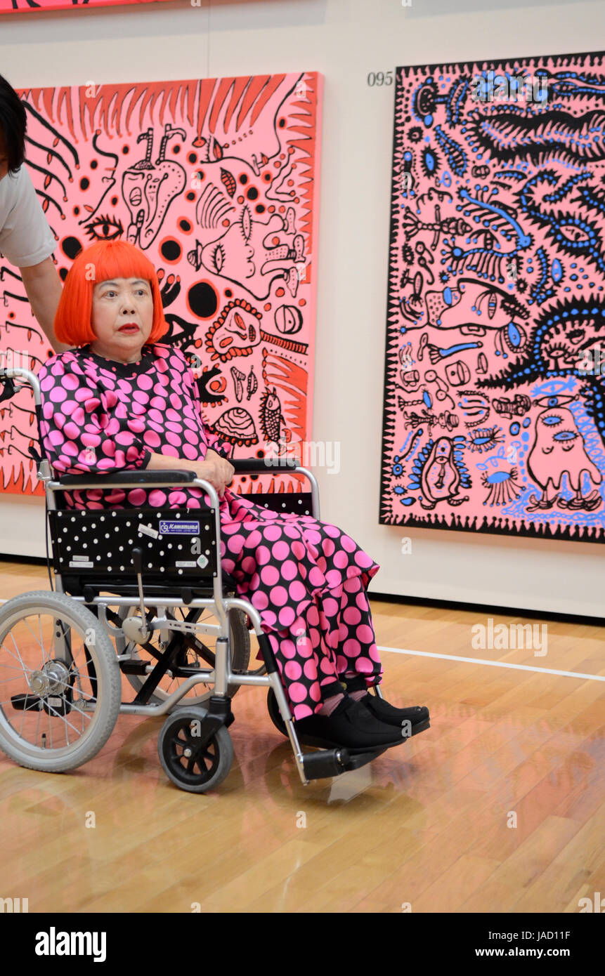 YAYOI KUSAMA - fotografato con disegni e dipinti presso l' eternità di eterna eternità' mostra tenutasi a Matsumoto City Museum di arte dal Lug - Nov 2012 a Matsumoto, Prefettura di Nagano, Giappone - 28 lug 2012. Photo credit: George mento/IconicPix Foto Stock