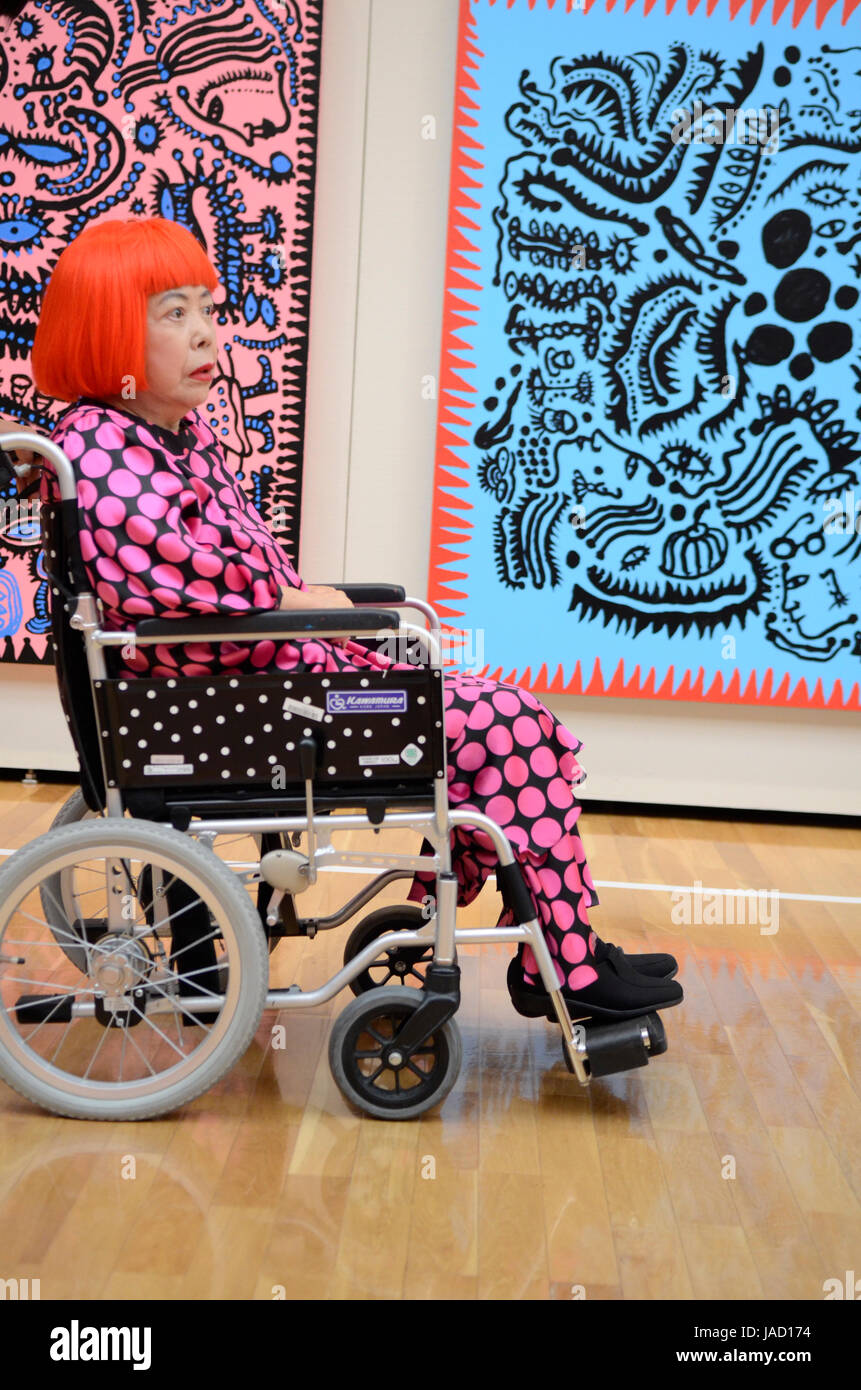 YAYOI KUSAMA - fotografato con disegni e dipinti presso l' eternità di eterna eternità' mostra tenutasi a Matsumoto City Museum di arte dal Lug - Nov 2012 a Matsumoto, Prefettura di Nagano, Giappone - 28 lug 2012. Photo credit: George mento/IconicPix Foto Stock