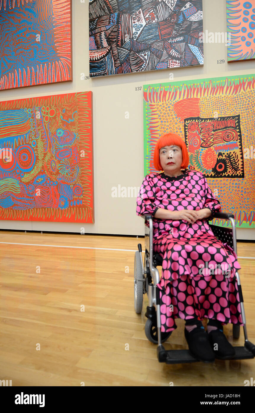 YAYOI KUSAMA - fotografato con disegni e dipinti presso l' eternità di eterna eternità' mostra tenutasi a Matsumoto City Museum di arte dal Lug - Nov 2012 a Matsumoto, Prefettura di Nagano, Giappone - 28 lug 2012. Photo credit: George mento/IconicPix Foto Stock