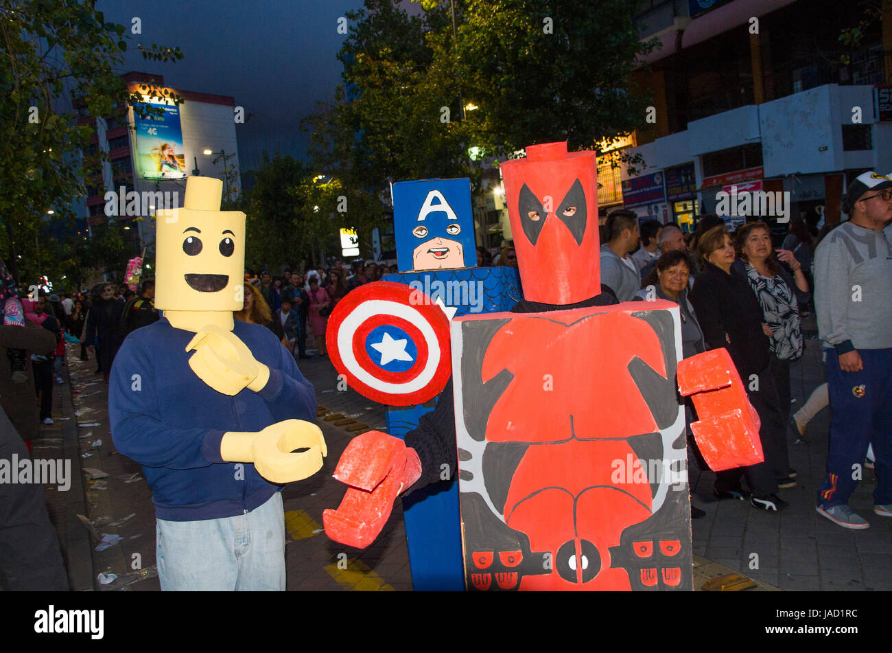 Quito, Ecuador - 31 dicembre 2016: Un gruppo non identificato di persone dreessed come deadpool, Captain America, e lego uomo, per celebrare il nuovo anno la raccolta nelle strade della città Foto Stock