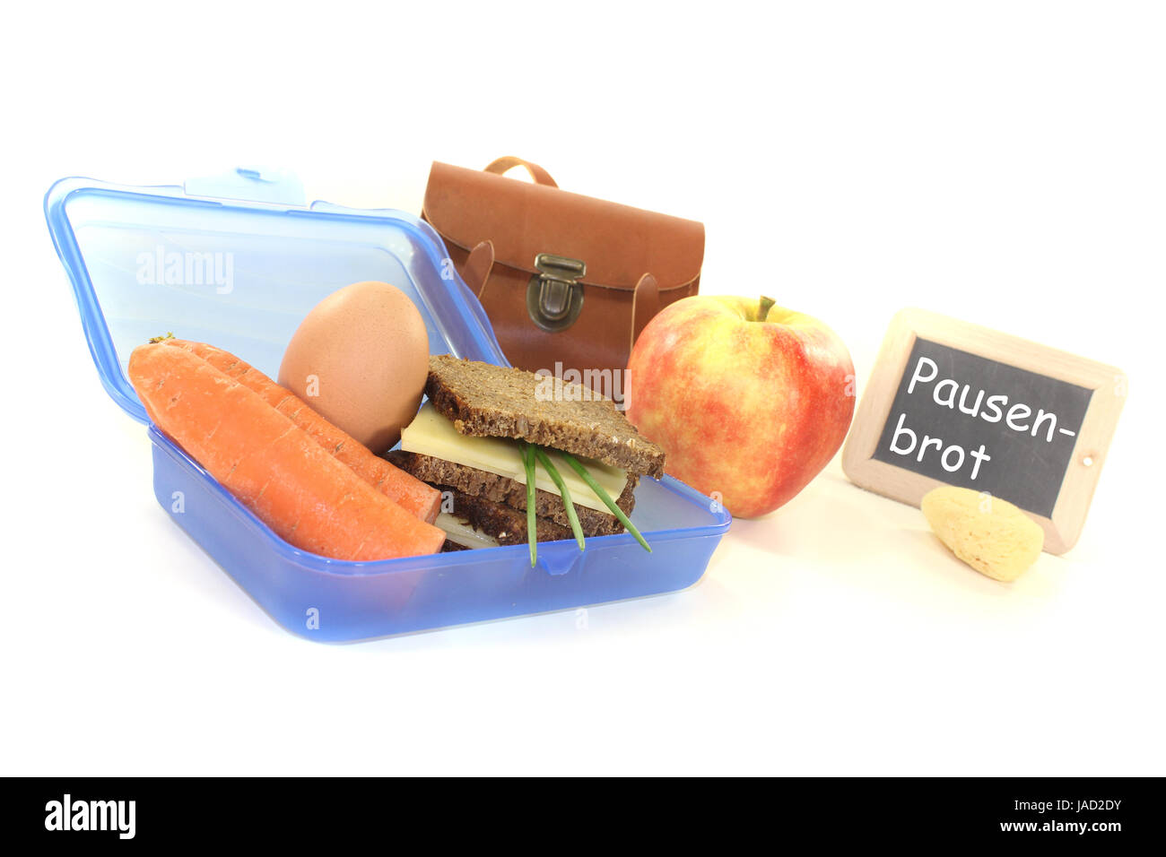 Schulbrot mit Käse und Apfel vor hellem Hintergrund Foto Stock