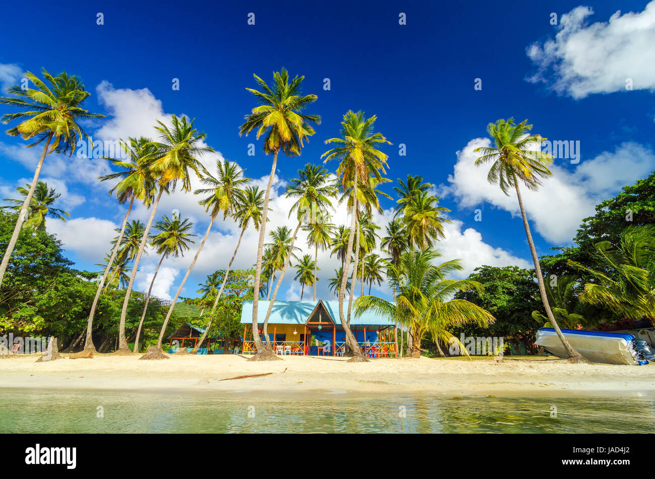 Capanna colorati su una spiaggia circondata da palme in San Andres y Providencia, Colombia Foto Stock