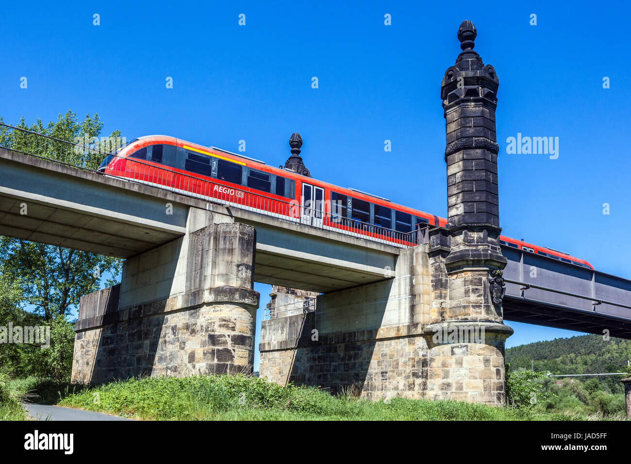 Treno regionale passando il ponte ferroviario, Bad Schandau, Svizzera Sassone Germania valle dell'Elba bridge Foto Stock