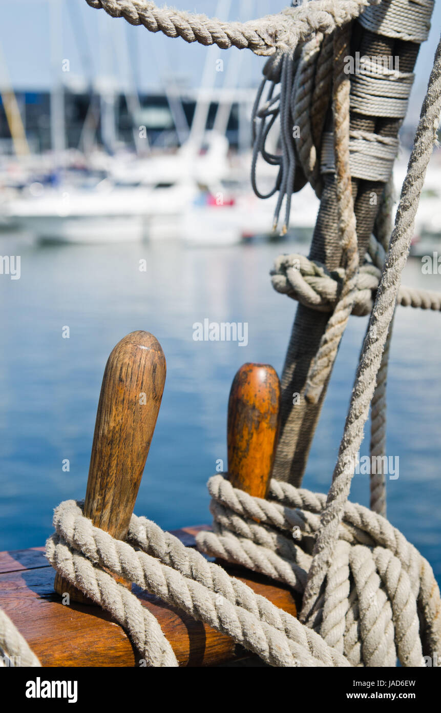 Blocchi e armamento presso la vecchia barca a vela, close-up Foto Stock