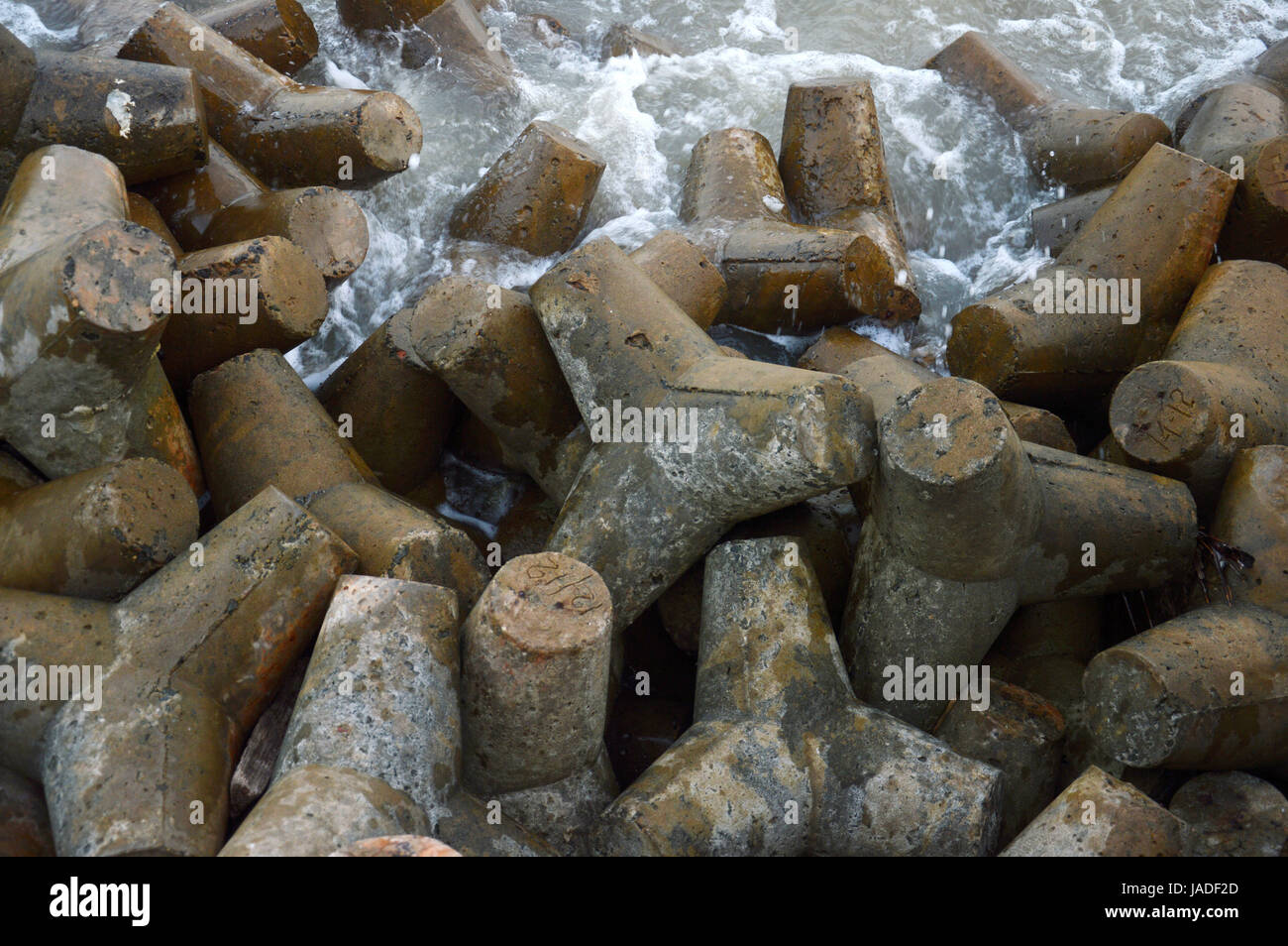 Tetrapods è il calcestruzzo che viene utilizzato come un onda di rottura Foto Stock