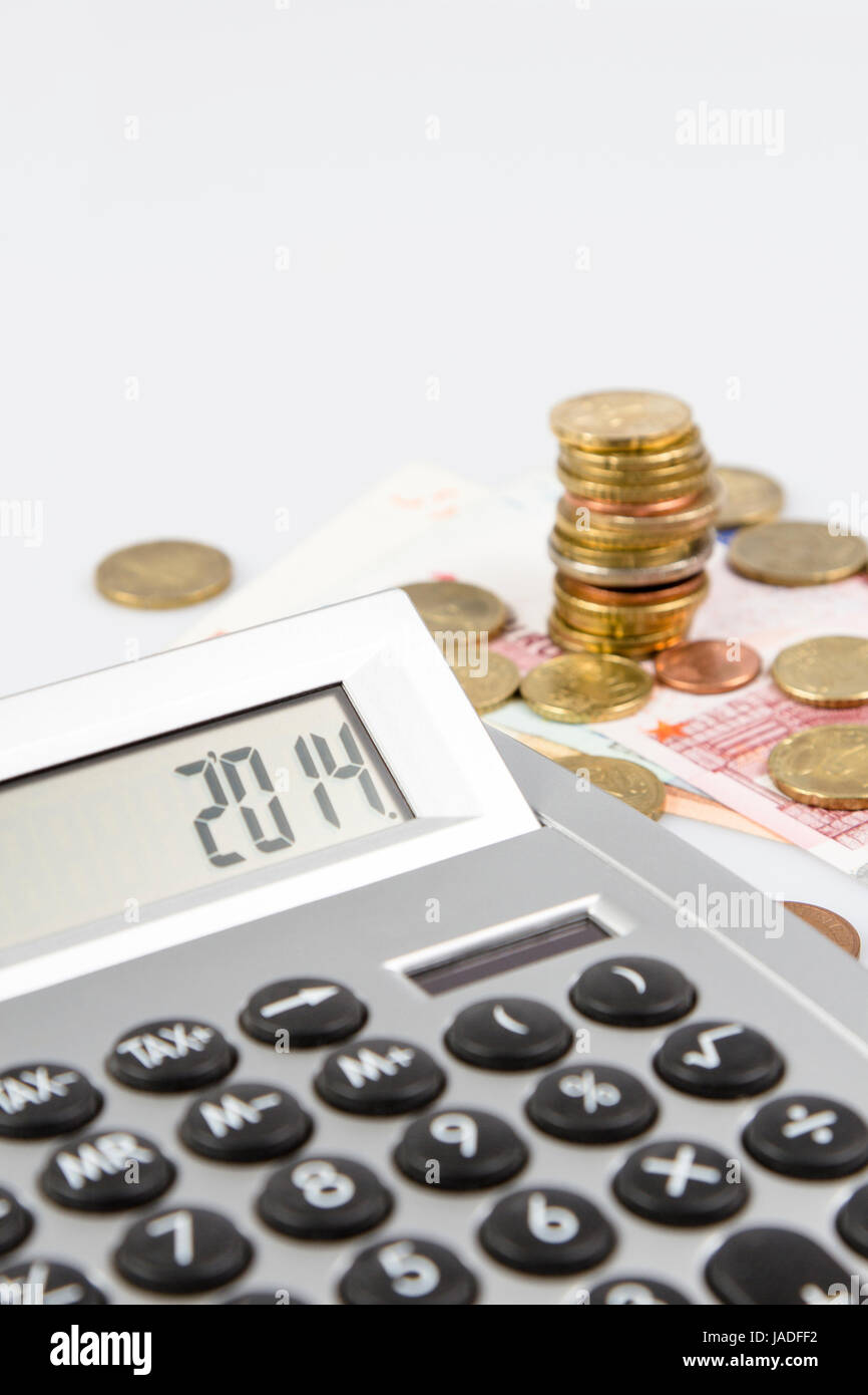 Ein Taschenrechner mit Euro-Geld freigestellt auf weißem Hintergrund - una calcolatrice con moneta europea isolati su sfondo bianco Foto Stock
