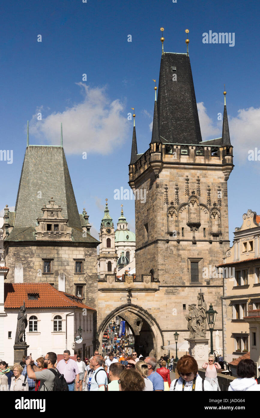 I turisti si sono arroccati sul Ponte Carlo e sulla sua porta Malá Strana (Città minore) a Praga Foto Stock