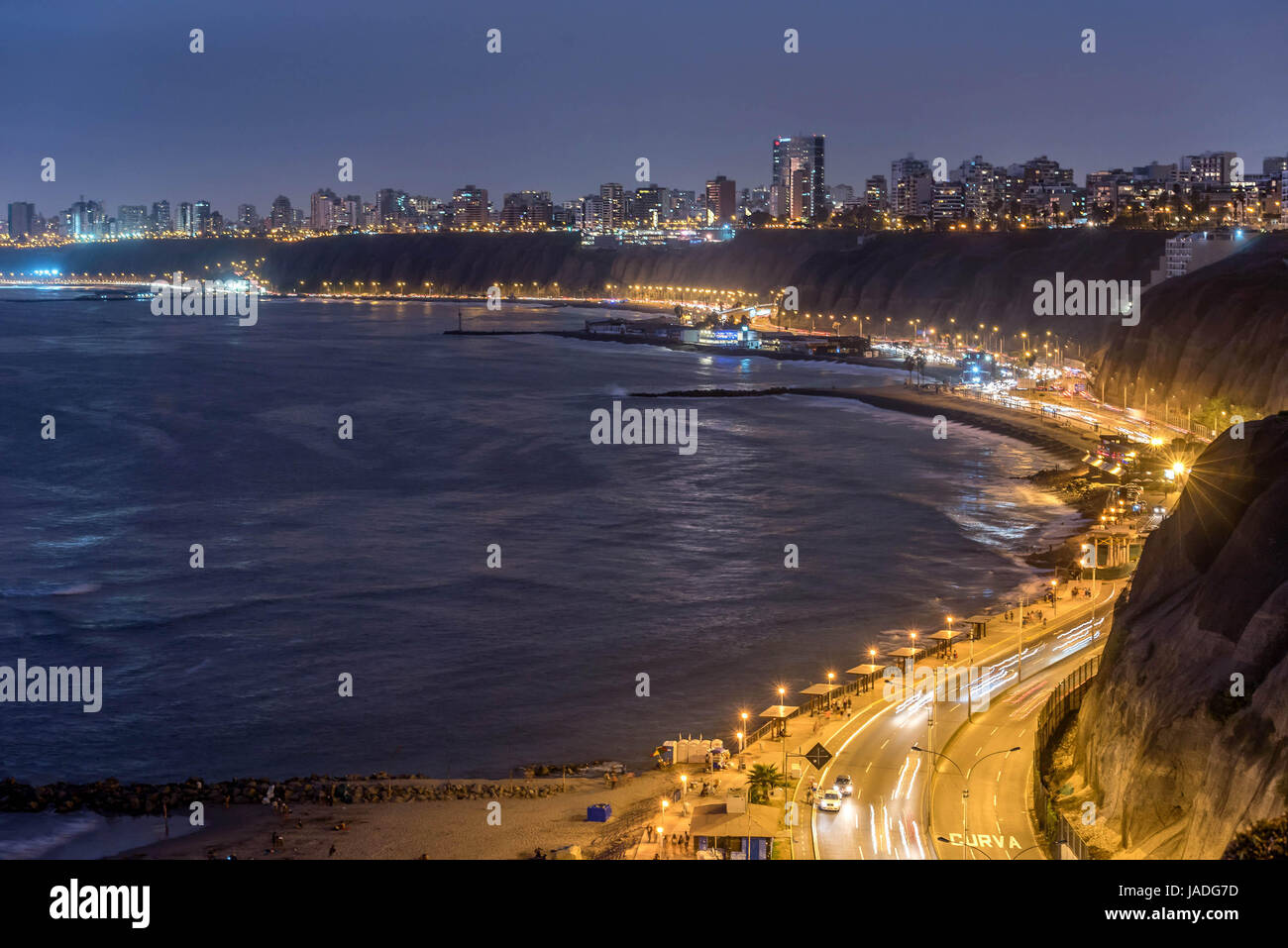 La costa del Pacifico di Miraflores di notte a Lima in Perù Foto Stock