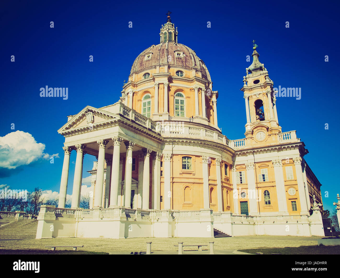 Vintage cercando la barocca Basilica di Superga chiesa sulla collina di Torino, Italia Foto Stock