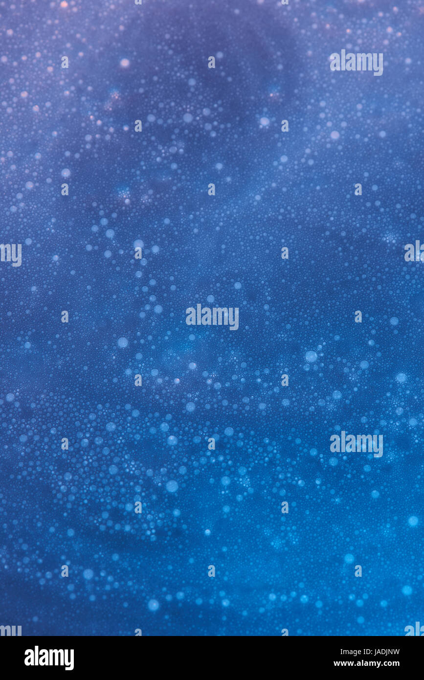 Viola schiuma astratta sfondo. La consistenza della schiuma di acqua Foto Stock