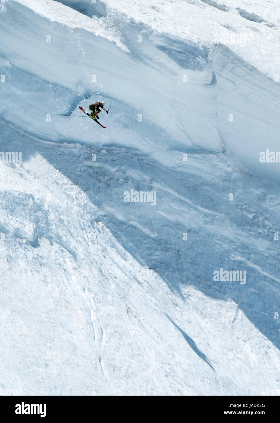 Sport estremi: Sciatori che saltano da una dorsale di neve sovrastante nelle Montagne Beartooth, Montana, USA Foto Stock