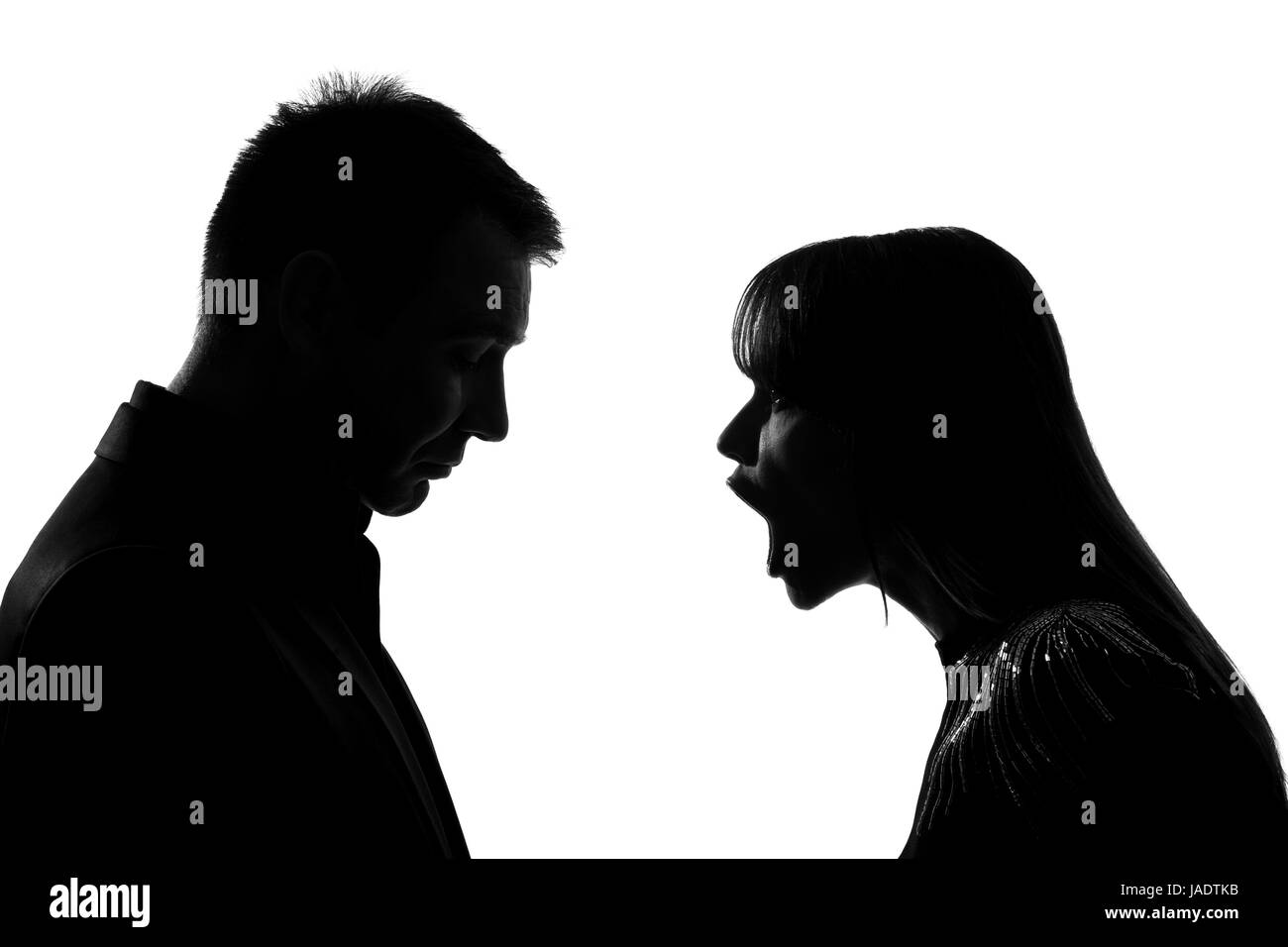 Un caucasian giovane uomo e donna faccia a faccia urlando gridando controversia in studio silhouette isolati su sfondo bianco Foto Stock