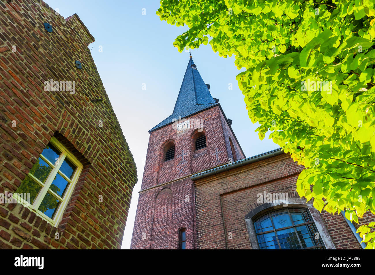 Immagine della vecchia chiesa di mattoni in Bedburg Alt-Kaster, Germania Foto Stock