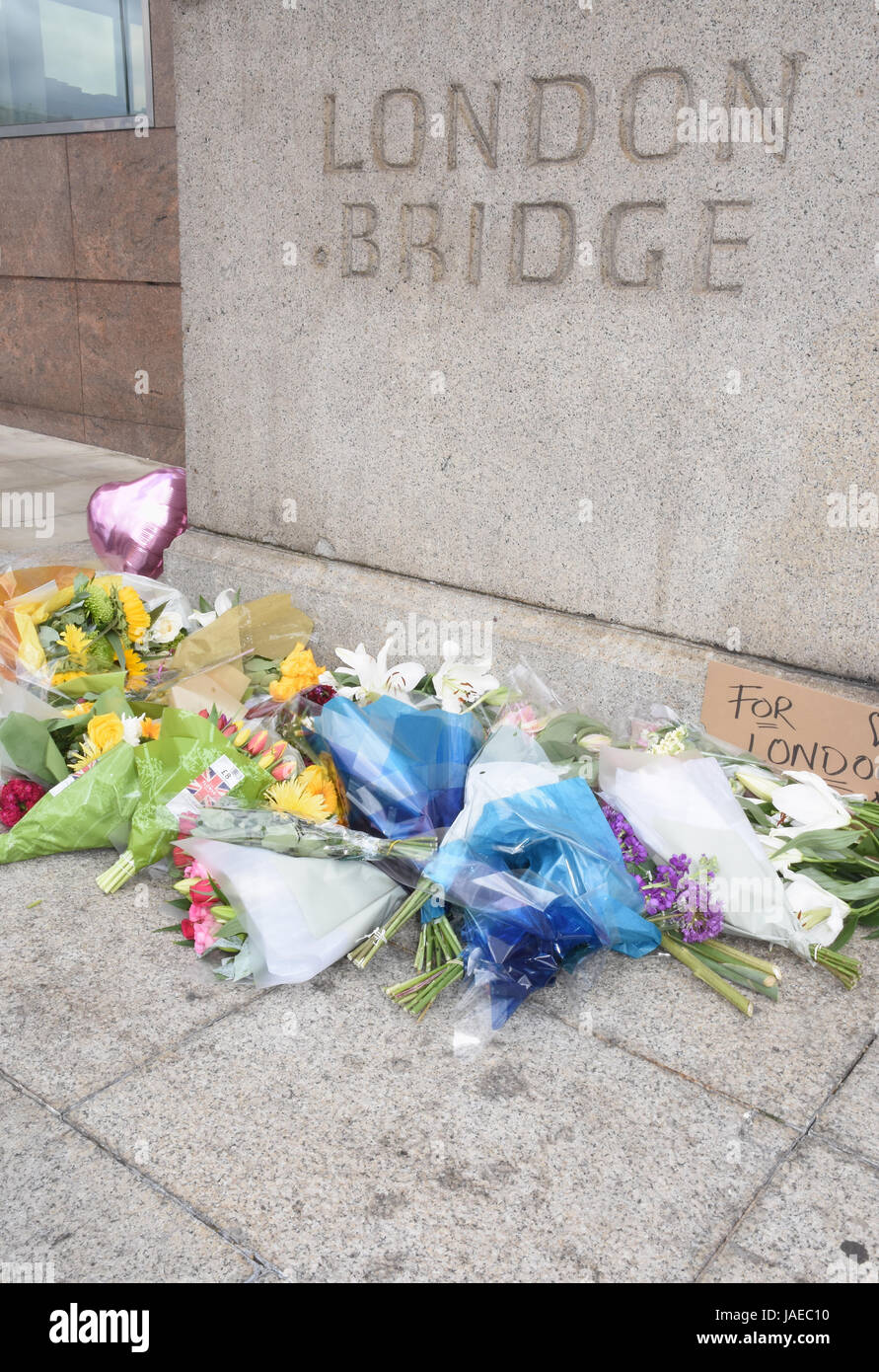 Omaggi floreali a sinistra a un ripiego memorial, Londra attacco terroristico 03.06.17, London Bridge, Londra. Regno Unito 05.06.17 Foto Stock