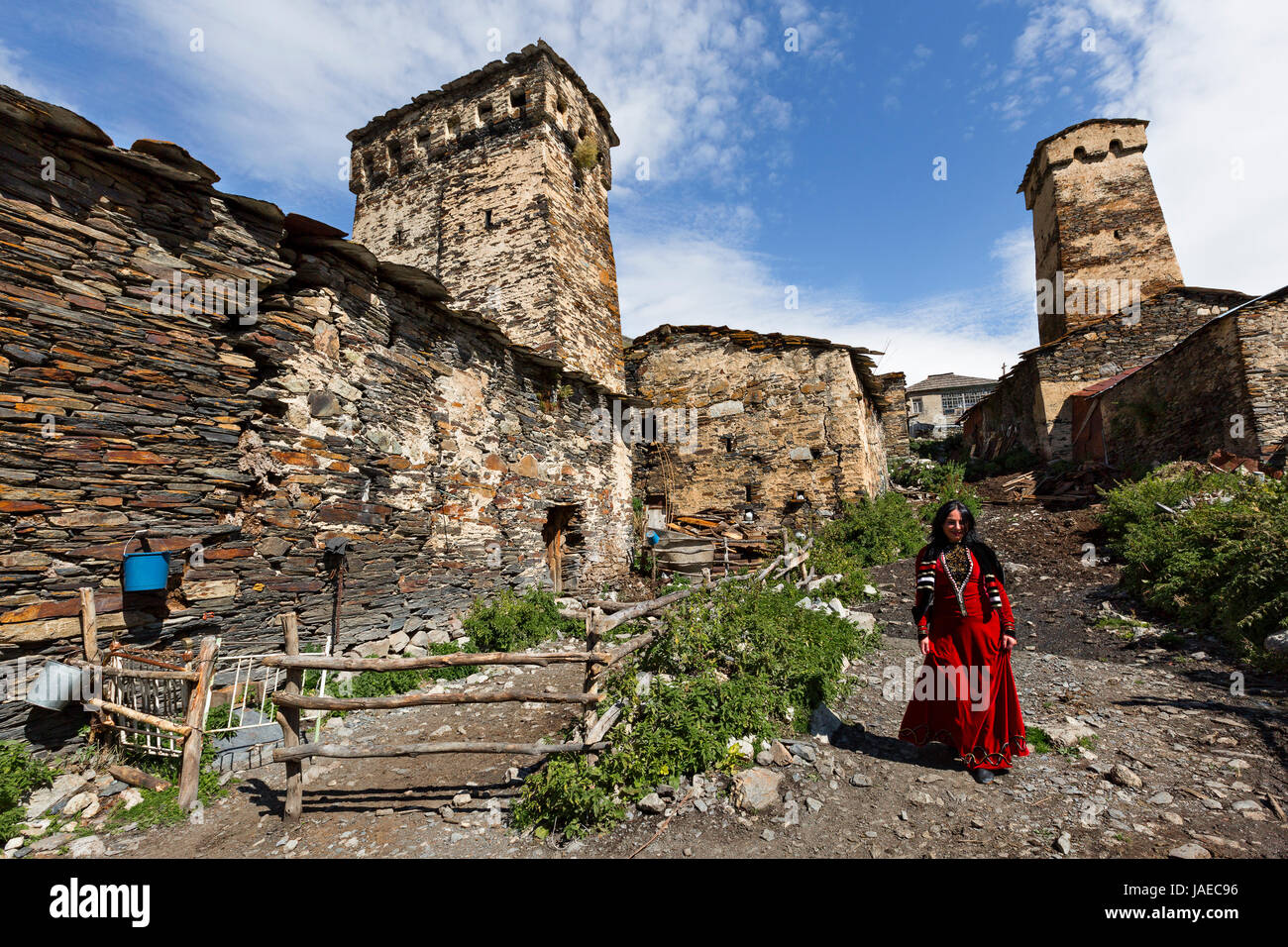 Donna georgiana in costumi nazionali nel villaggio di Ushguli, in Georgia. Foto Stock