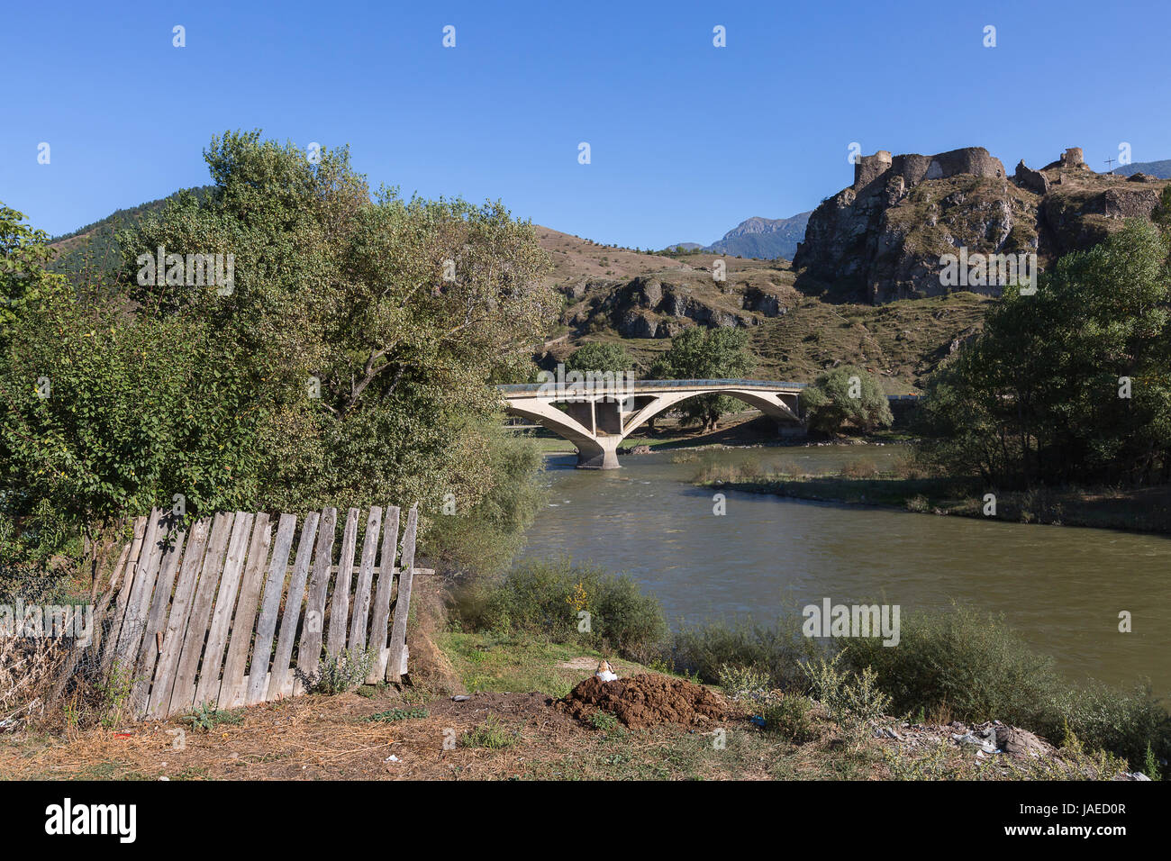 Atskhuri il castello e il fiume Kura vicino alla città di Akhaltsikhe in Georgia. Foto Stock