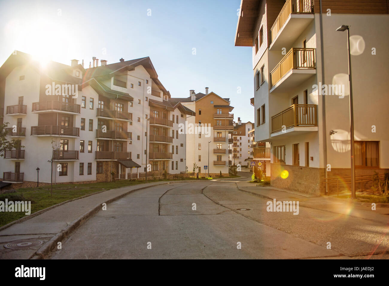 Villaggio di montagna in estate. Rosa Khutor, Sochi. Sun vista del plateau, complessi alberghieri Foto Stock