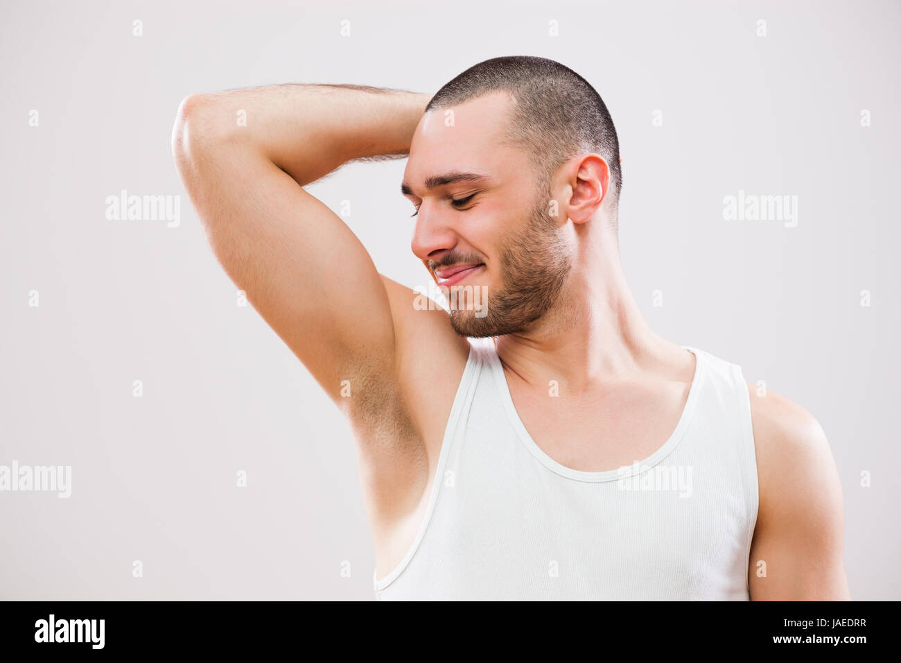 Giovane uomo è il suo odore ascelle dopo la doccia. Foto Stock