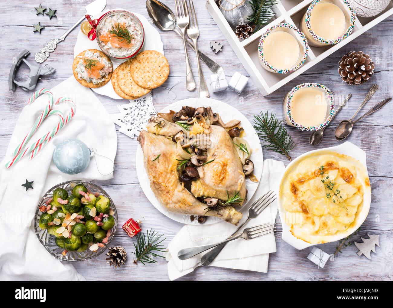 Natale deliziose cene a tema tabella con pollo arrosto, antipasti e dessert. Vista dall'alto. Concetto di vacanza. Foto Stock