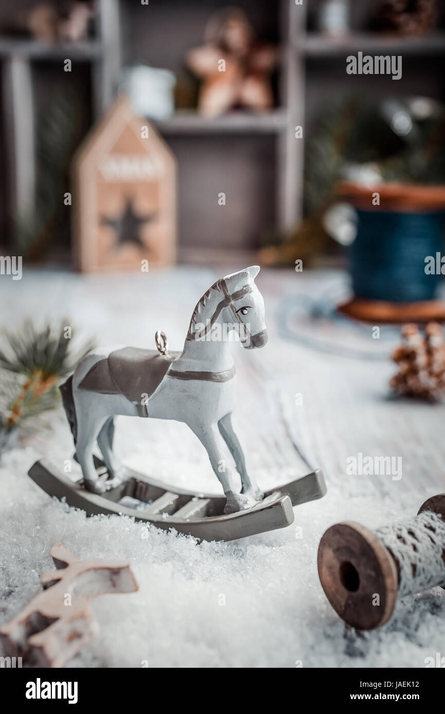 Composizione di natale con il giocattolo di legno cavallo a dondolo Foto Stock