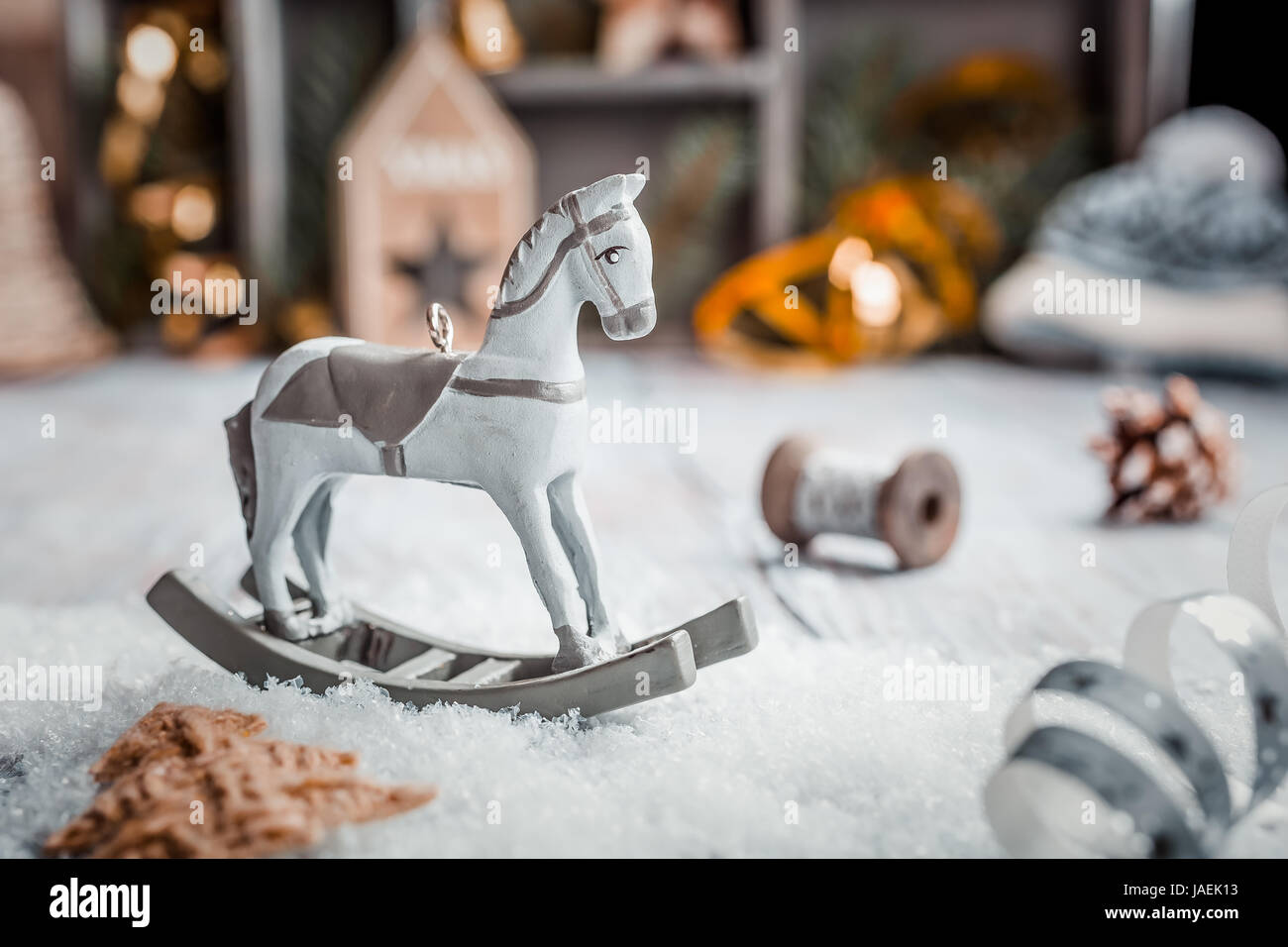 Composizione di natale con il giocattolo di legno cavallo a dondolo Foto Stock