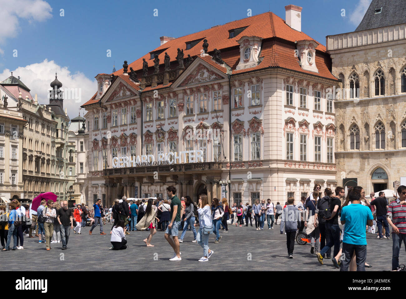 Kinský Palace sulla Piazza della Città Vecchia di Praga dispone di un attraente colore rosa e bianco facciata rococò e attualmente è una galleria d'arte (Národní galerie) Foto Stock