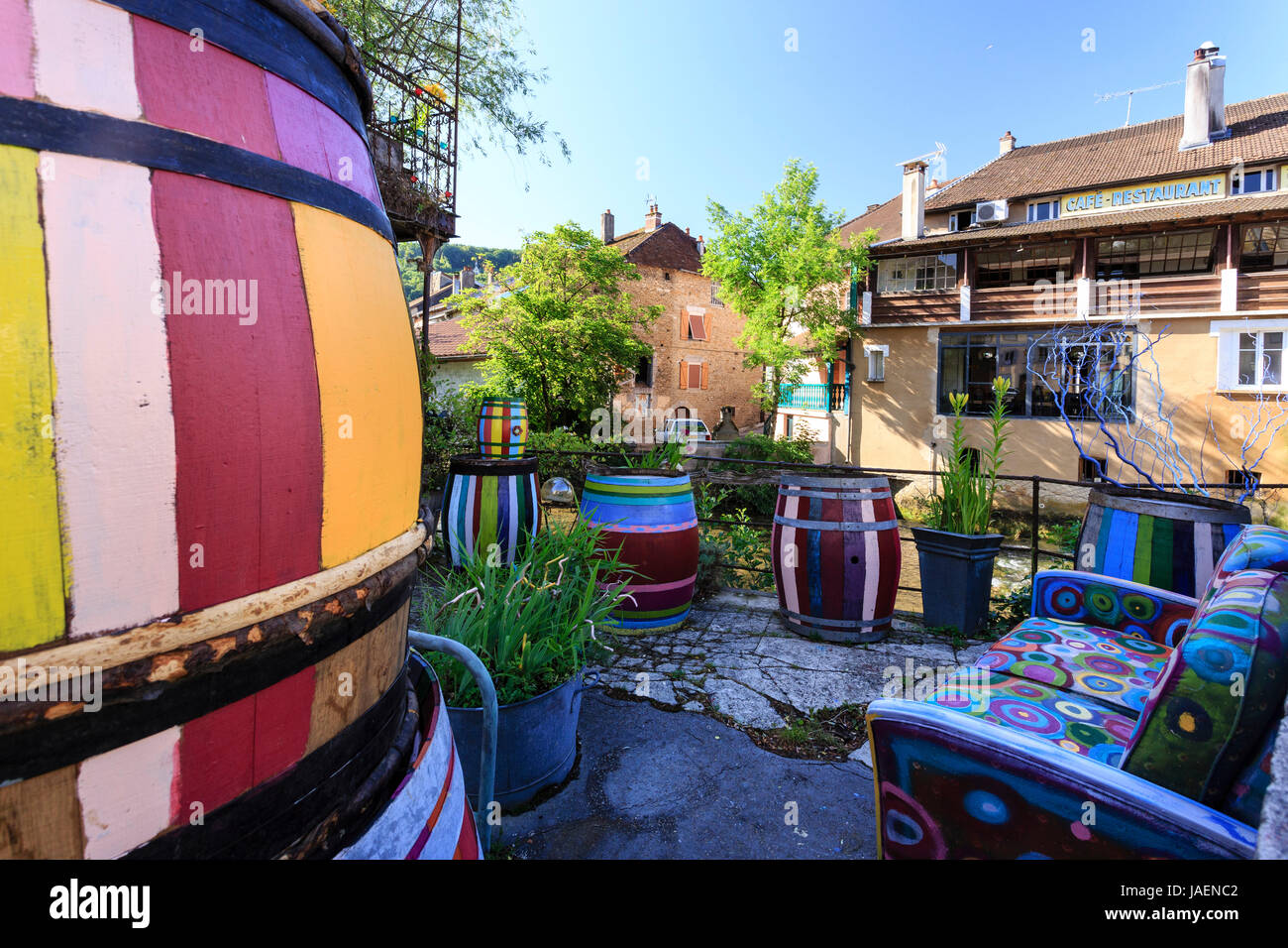 Francia, Giura, Arbois, vicino alle rive del Cuisance, del decor colorato e fatto dal collettivo di Femmes de la Fontaine (donne della fontana) Foto Stock