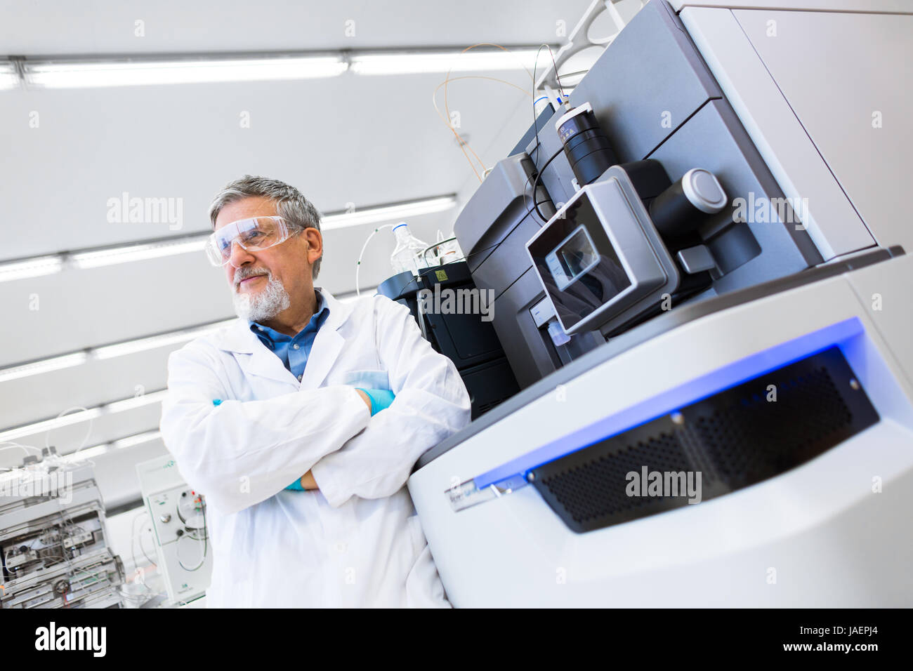 Scienziato di fama/medico in un centro di ricerca/laboratorio ospedaliero guardando fiduciosi (colore tonica imageł; shallow DOF) Foto Stock