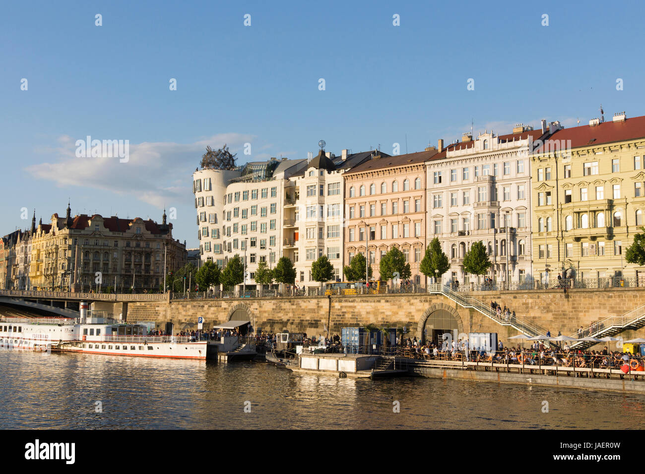 Il Vlado Milunic e Frank Gehry la Casa Danzante come si vede dal Fiume Vltava, Praga Foto Stock