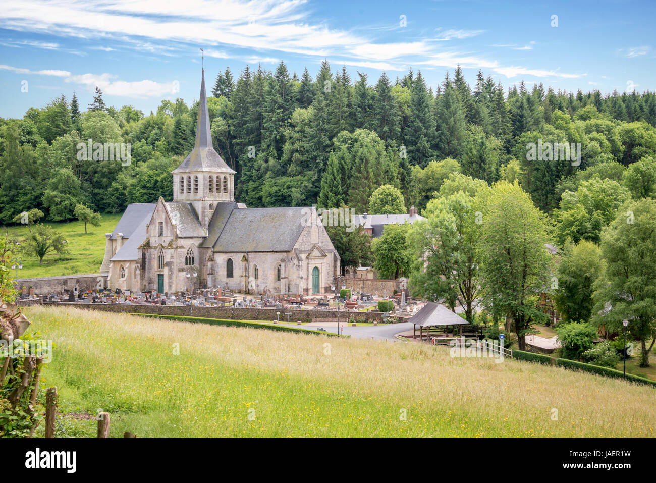 Chiesa e convento di San Hymer, paesaggio panoramico della campagna francese della Normandia, Francia Foto Stock
