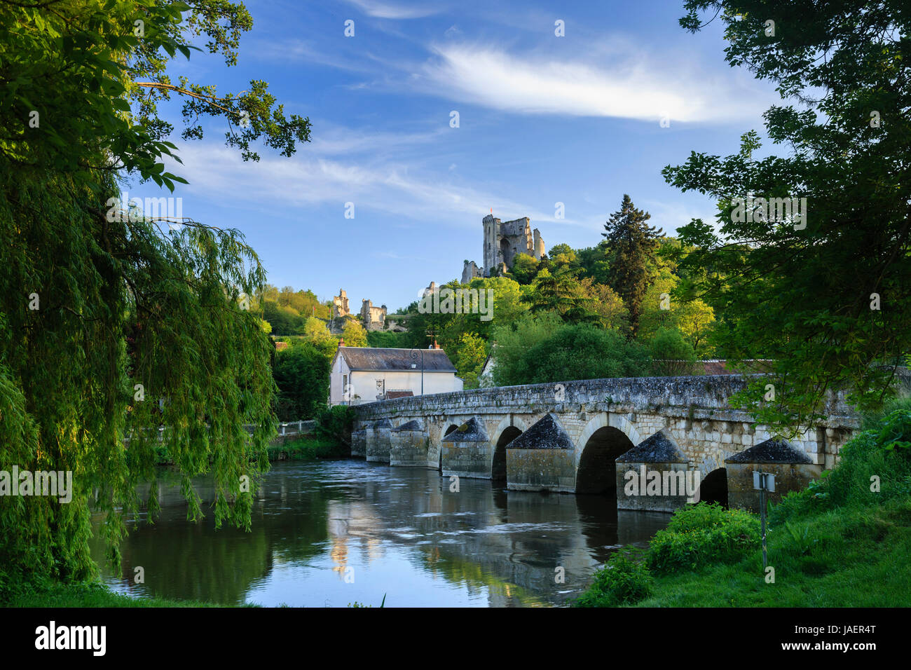 Francia, Loir et Cher, Lavardin, etichettati Les Plus Beaux Villages de France, un ponte medievale sul Loir e il castello Foto Stock