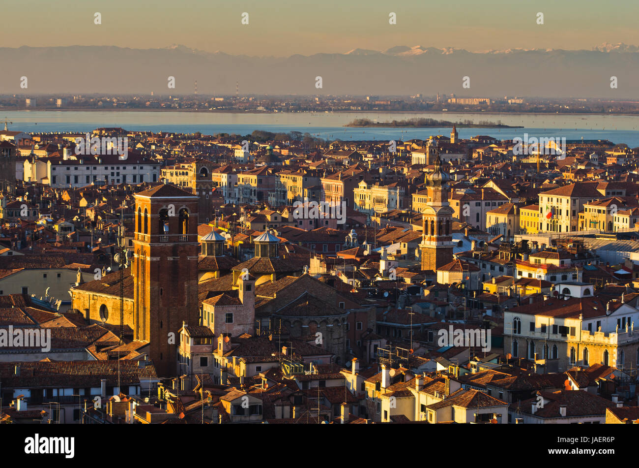 Teleobiettivo con vista aerea del tramonto a Venezia da Campanila campanile di piazza San Marco, alpi italiane in background, Italia Foto Stock