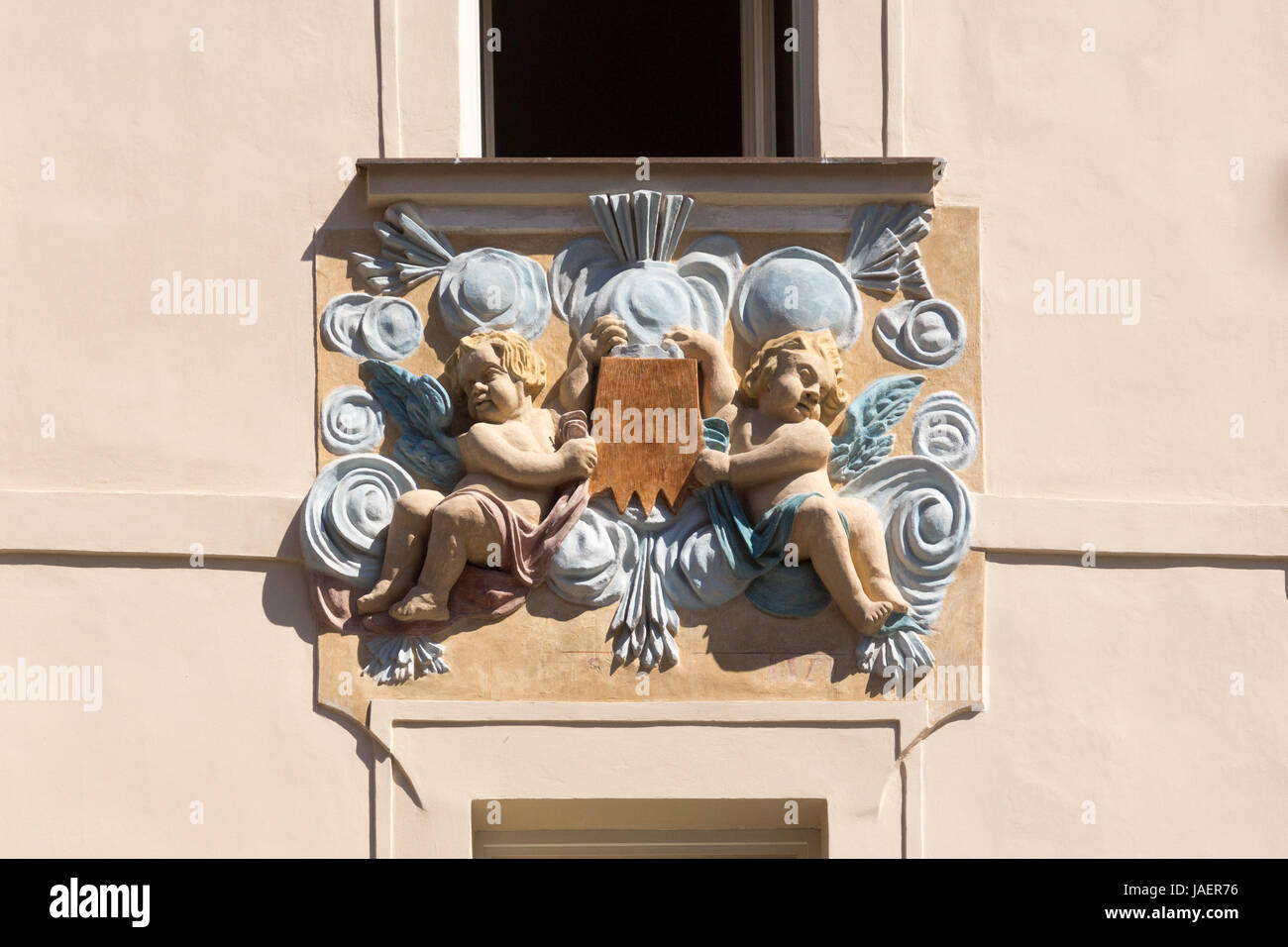 Un dipinto di rilievo di putti su un edificio di Hradčany, di Budapest e Castello di Buda Foto Stock
