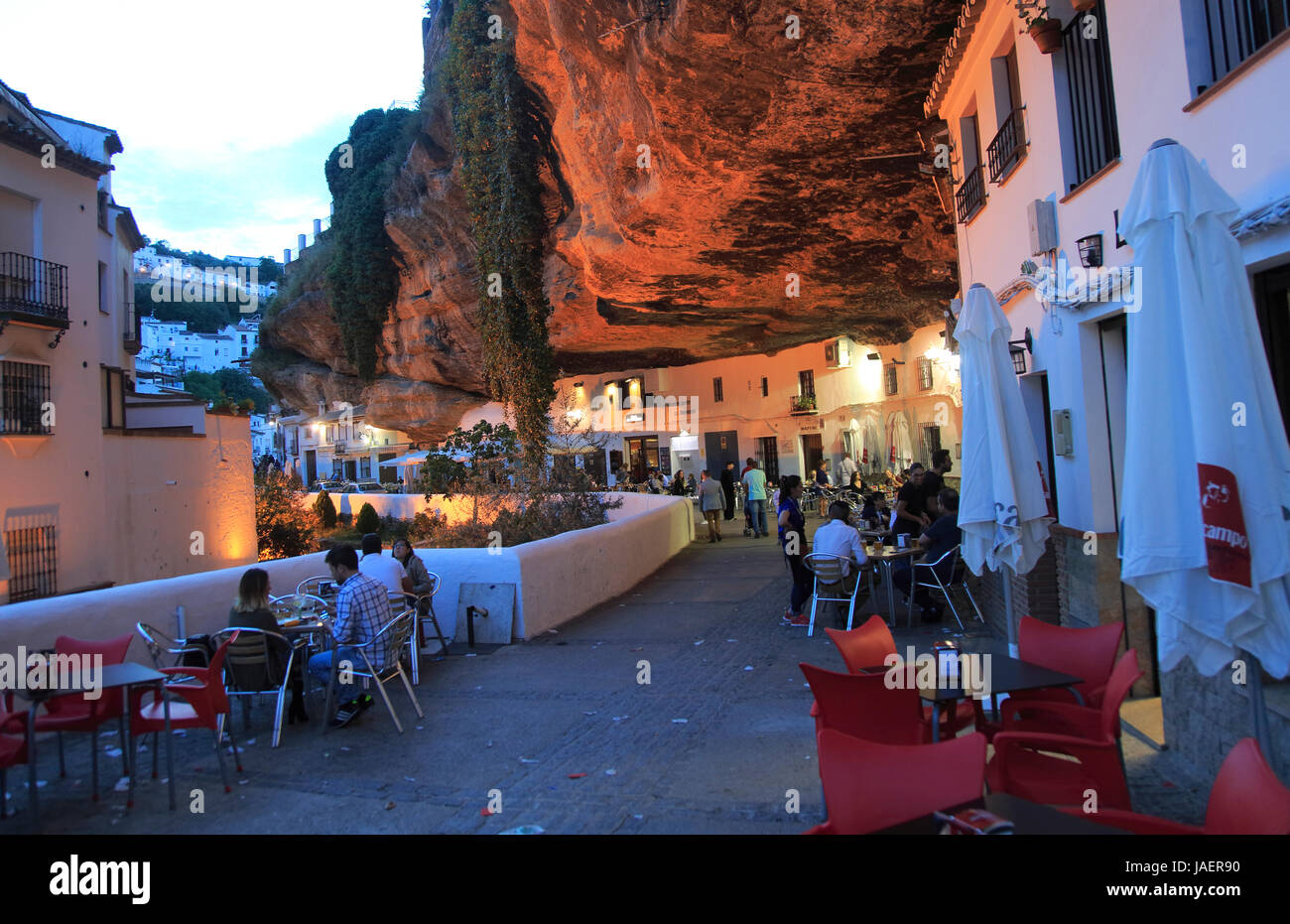 Caffè sotto la grotta di roccia sbalzo, a Setenil de las Bodegas, la provincia di Cadiz Cadice, Spagna Foto Stock