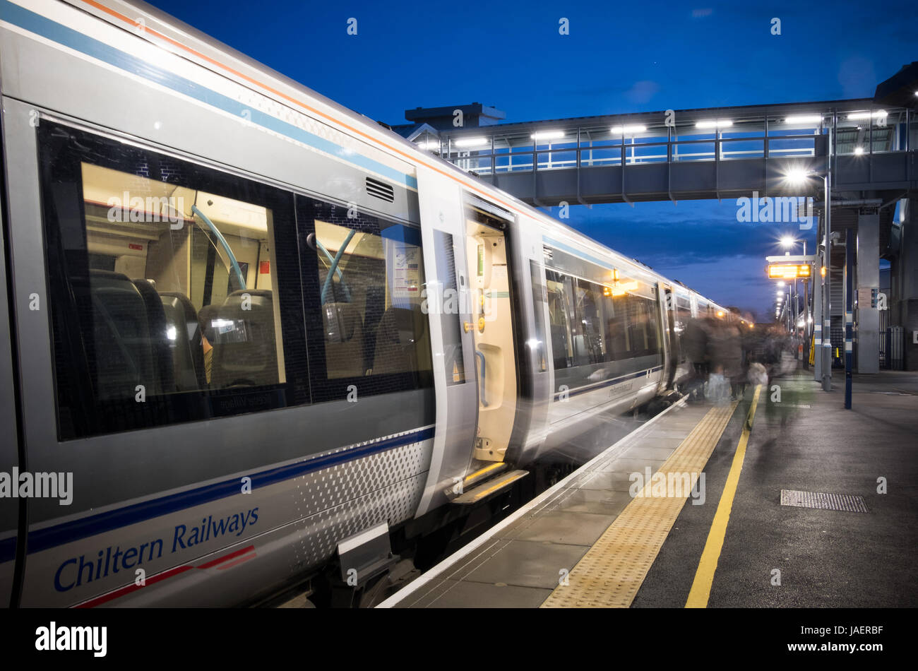Una lunga esposizione, notte tempo immagini di Bicester Village ( fromerly Bicester Town ) stazione ferroviaria. Foto Stock