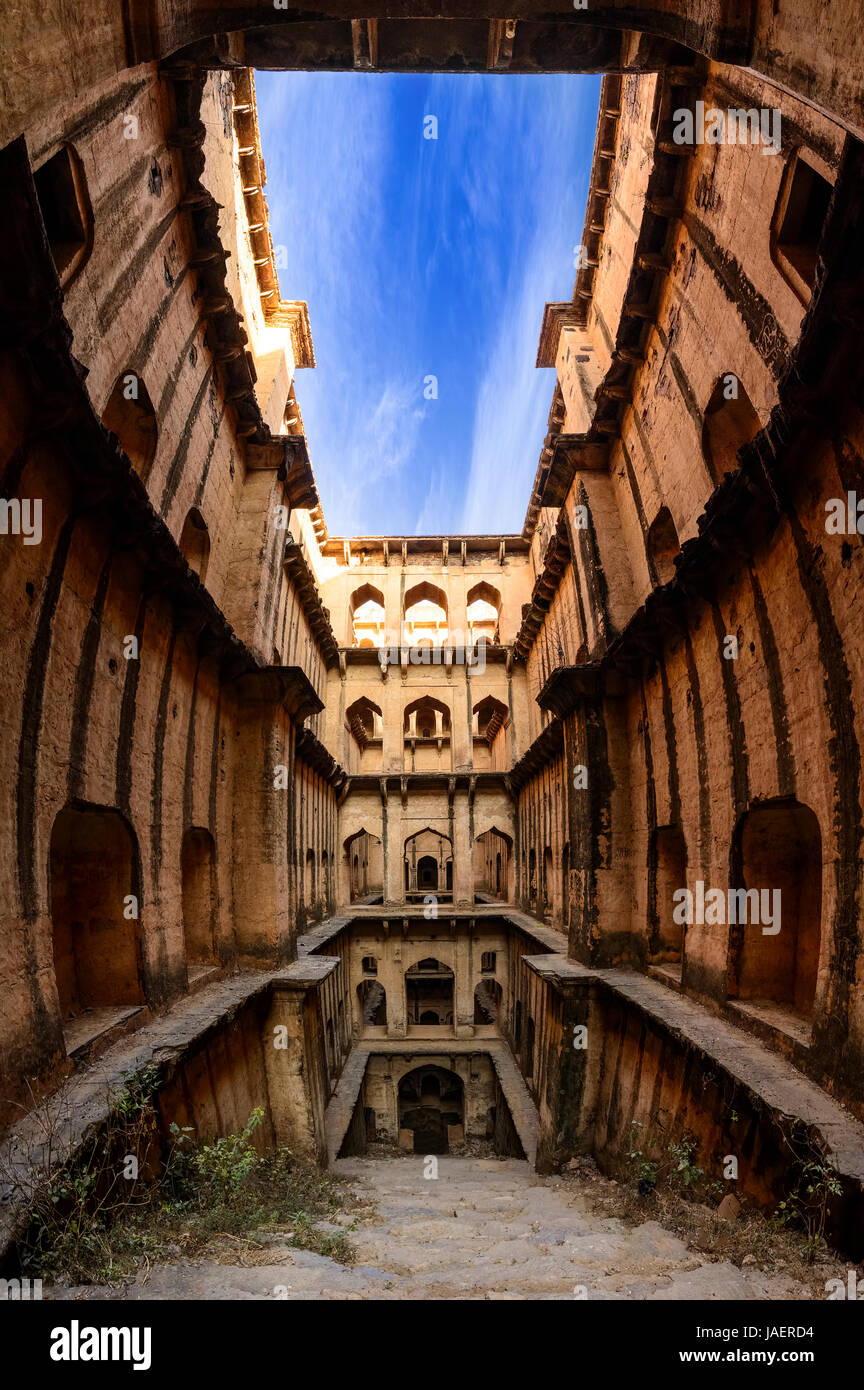 Vista panoramica del famoso stepwell / baori, situato nel villaggio di Neemrana, Rajasthan, India Foto Stock